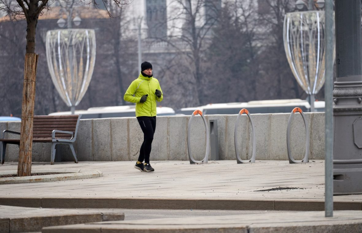 bărbat care face sport iarna în oraș și pare foarte obosit