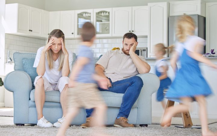 copii agitați care aleargă în jurul părinților obosiți