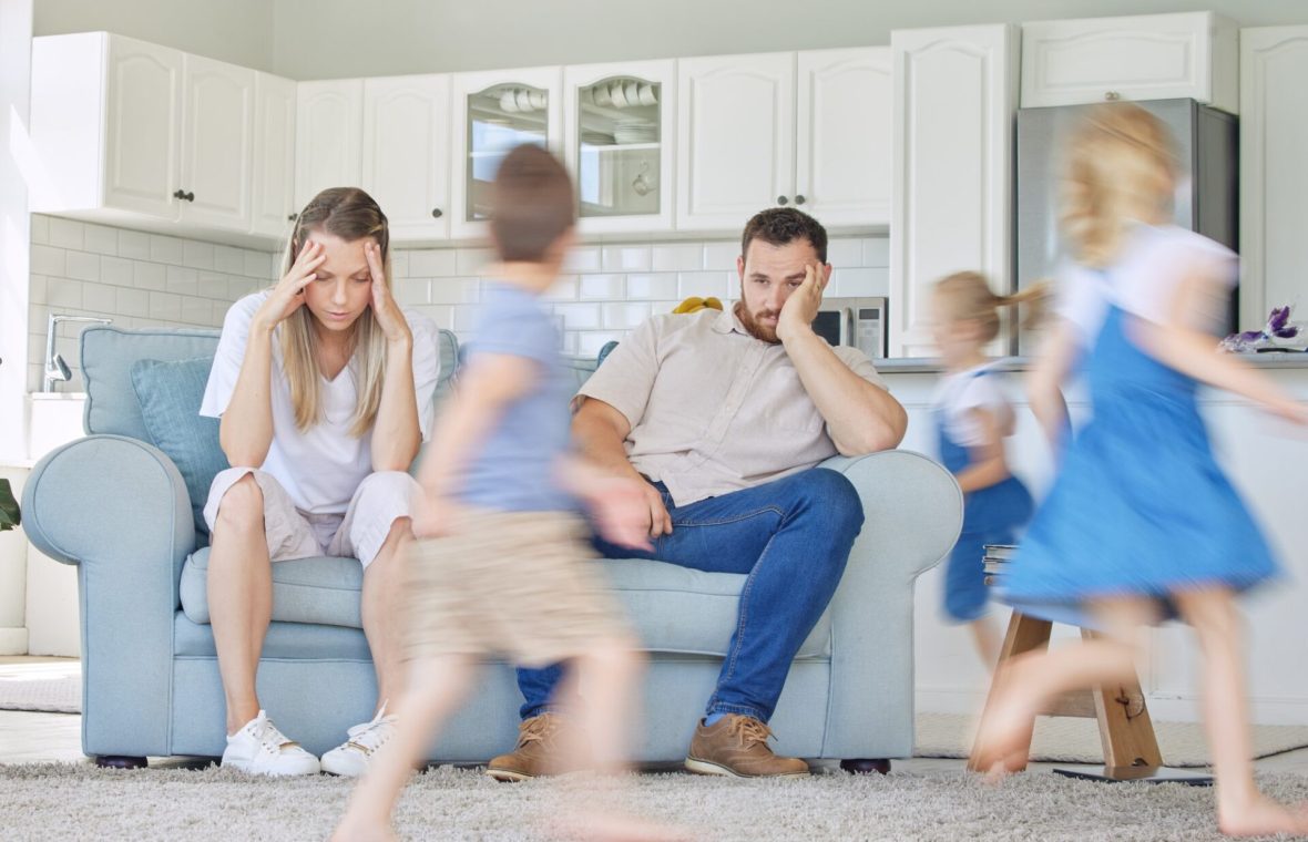 copii agitați care aleargă în jurul părinților obosiți