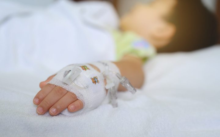 copil cu branulă în spital, cu complicațiile gripei