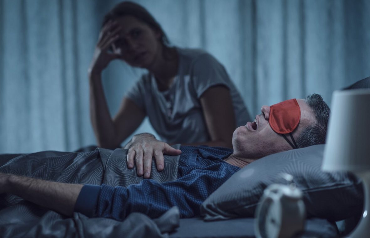 cuplu în pat noaptea, el sforăie puternic, ea nu poate dormi