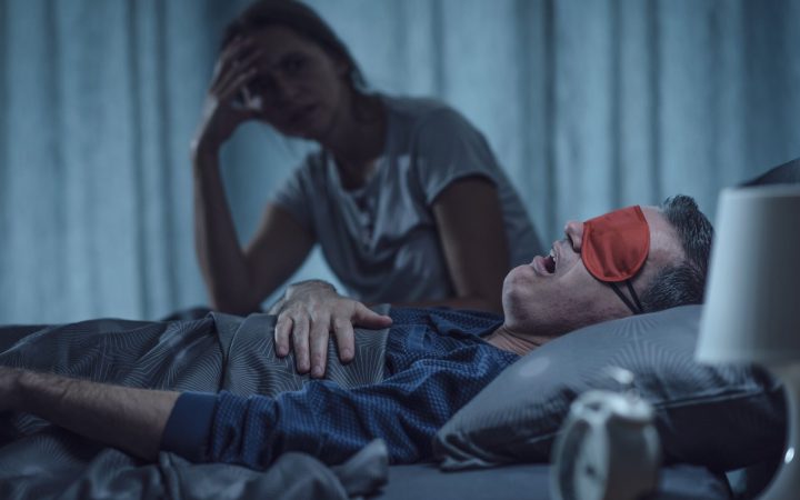 cuplu în pat noaptea, el sforăie puternic, ea nu poate dormi