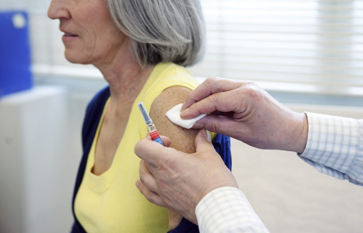 femeie în vârstă care face vaccin pentru zona zoster