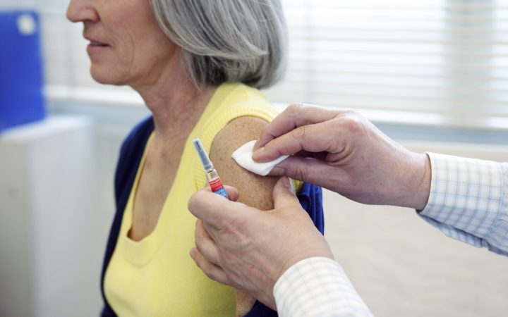 femeie în vârstă care face vaccin pentru zona zoster