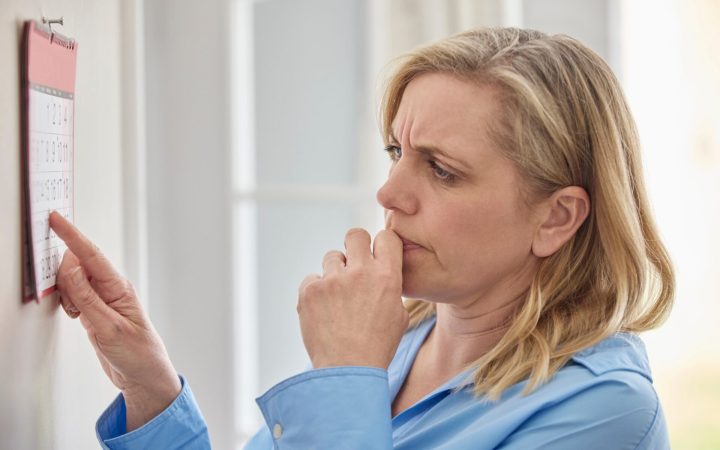 femeie cu ceață mentală la menopauză, în criza de vârstă la 40-50 de ani
