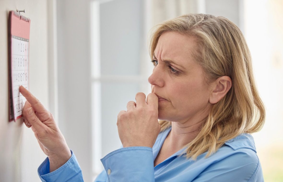 femeie cu ceață mentală la menopauză, în criza de vârstă la 40-50 de ani