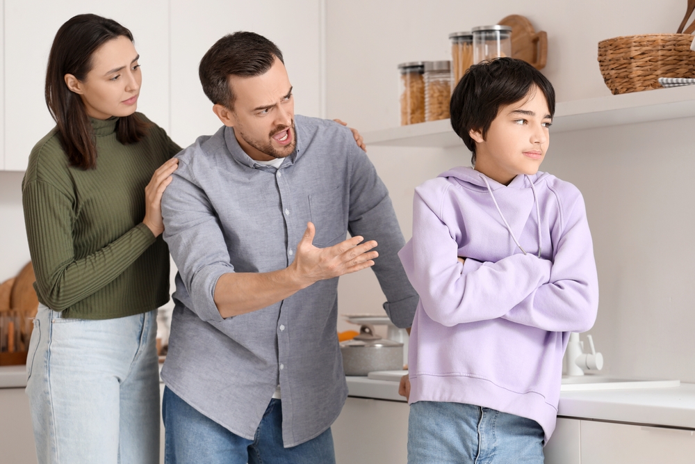 Tată certându-și fiul pe care îl considerpă „oaia neagră” a familiei