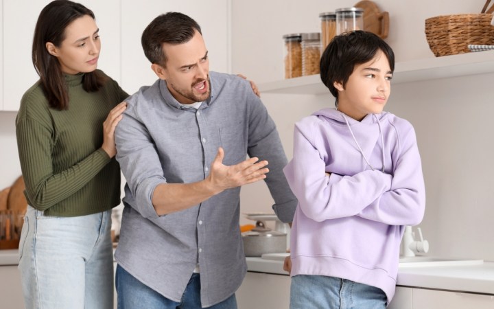 Tată certându-și fiul pe care îl considerpă „oaia neagră” a familiei