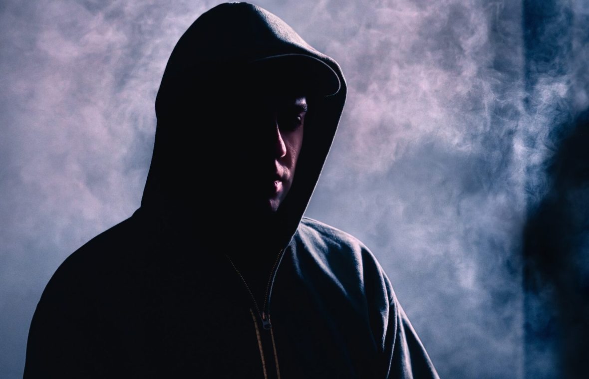 bărbat misterior în umbră