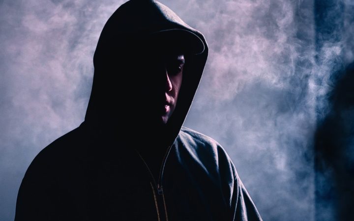 bărbat misterior în umbră