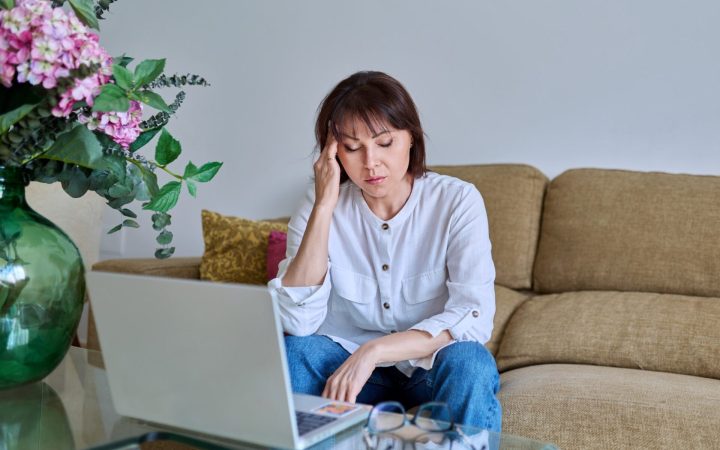 femeie la perimenopauză cu probleme de memorie la biroul de acasă