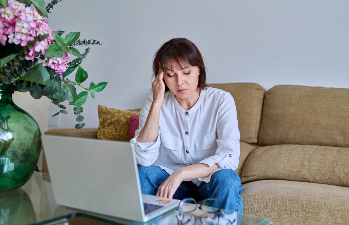 femeie la perimenopauză cu probleme de memorie la biroul de acasă