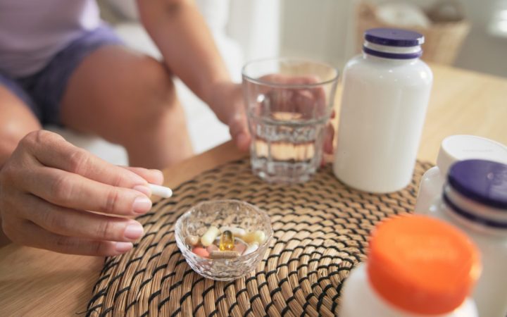 femeie care ia medicamente