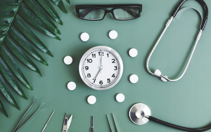 ceas inconjurat de medicamente, stetoscop si ochelari