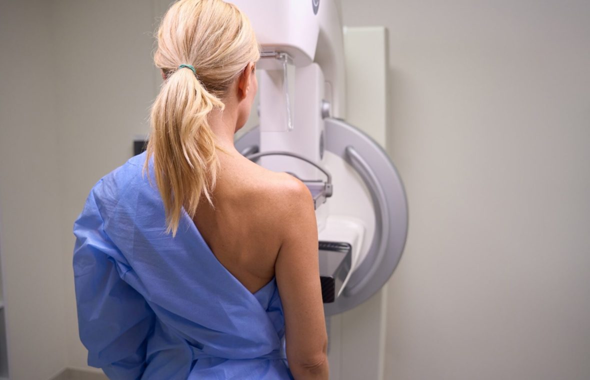 femeie care face o mamografie pentru a depista din timp cancerul de sân
