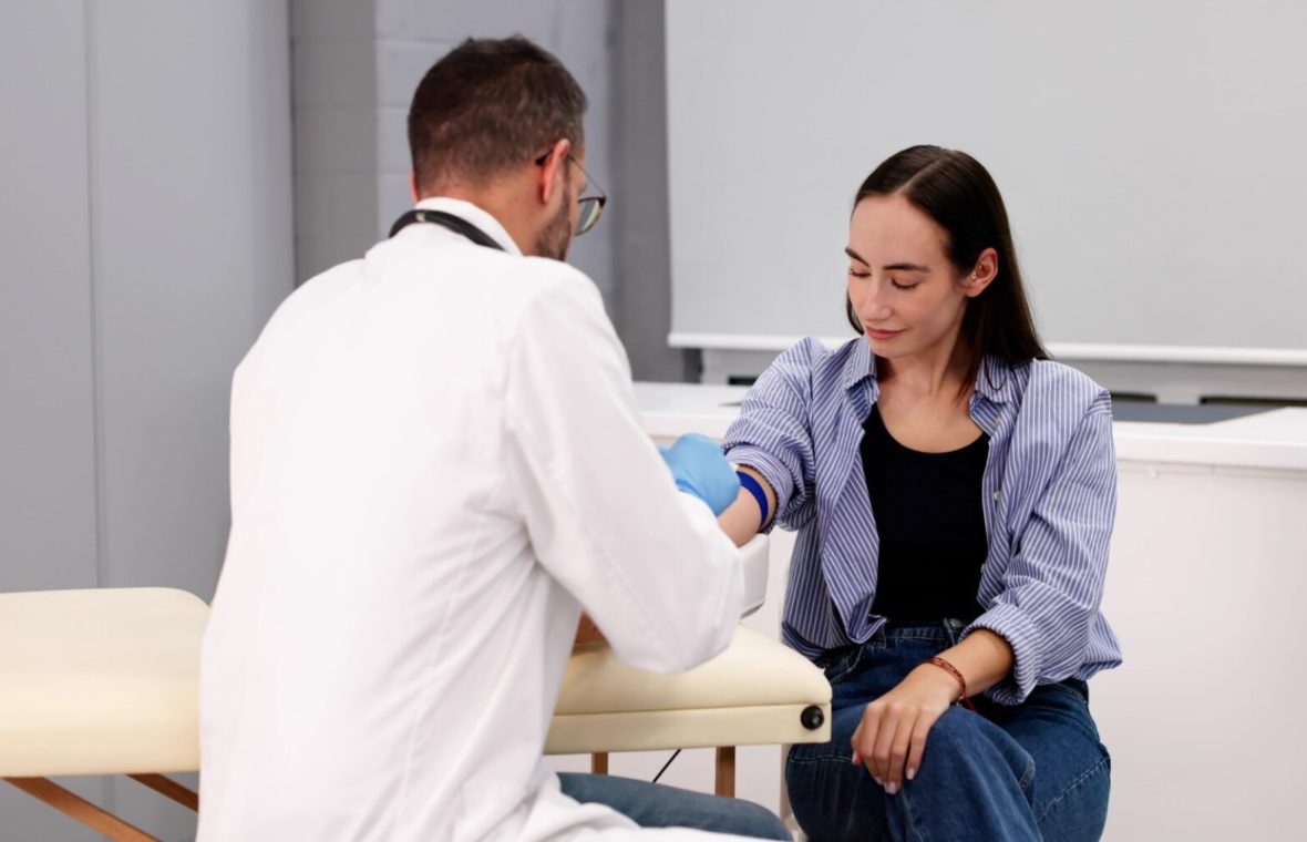 femeie la doctor la analize de sânge
