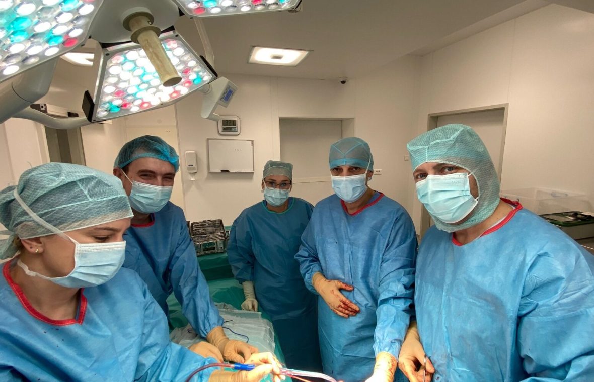 Echipa de medici ortopezi din cadrul Rețelei de Sănătate Regina Maria Cluj, care a participat la operație. FOTO: Regina Maria