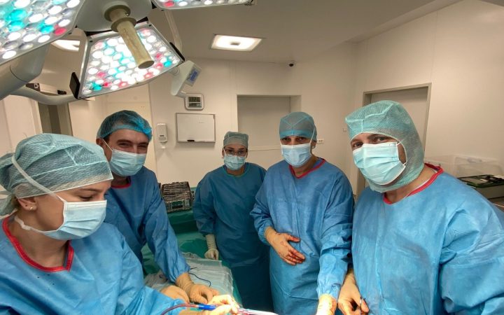 Echipa de medici ortopezi din cadrul Rețelei de Sănătate Regina Maria Cluj, care a participat la operație. FOTO: Regina Maria