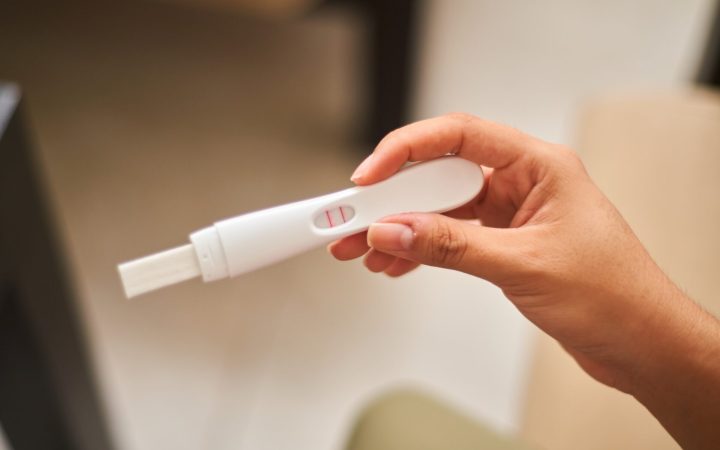 femeie care face un test din sângele menstrual similar cu cel de sarcină