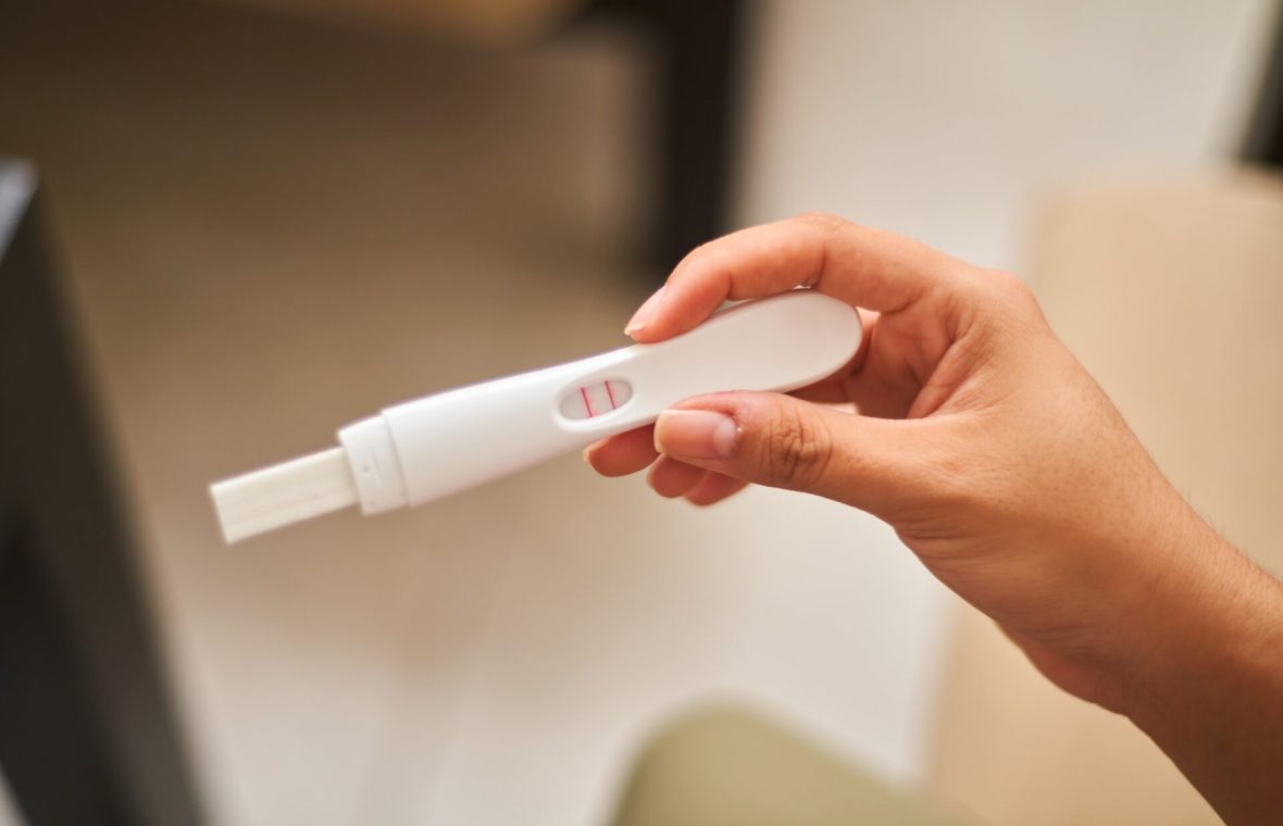 femeie care face un test din sângele menstrual similar cu cel de sarcină