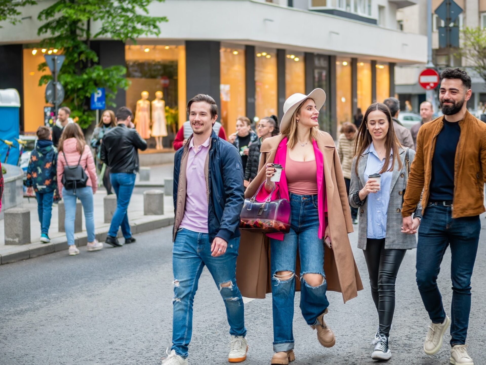 Tinerii români, în top 10 mondial al fericirii, dar codași la un capitol esențial. „E mare lucru să nu faci rău celor din jur prin indiferență“