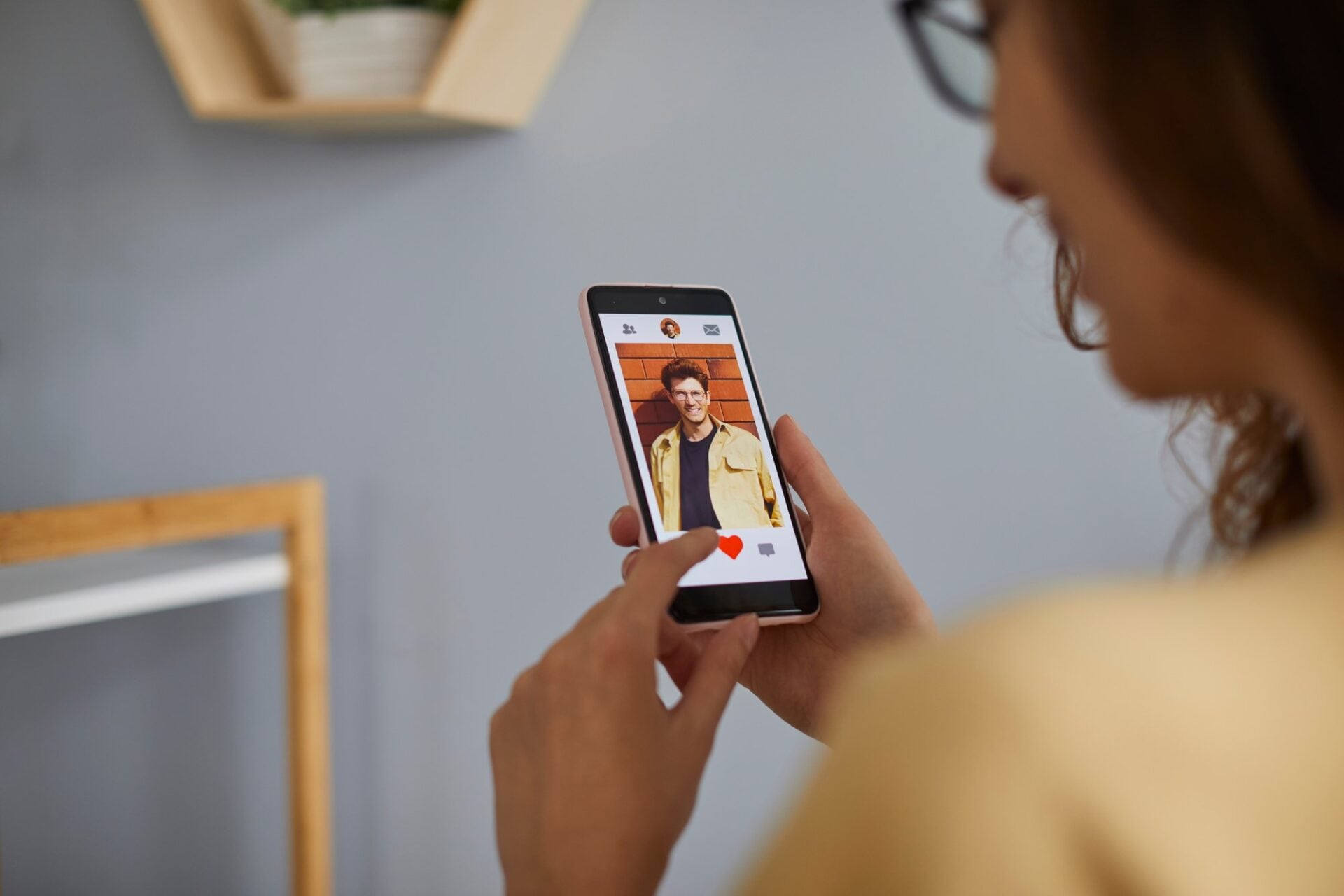 Tot mai mulți bărbați tineri își doresc partenere mai în vârstă, iar atracția pare să fie reciprocă