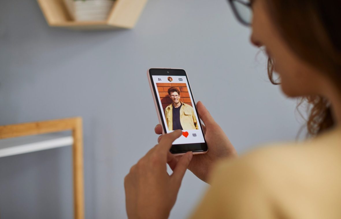 femeie mai în vârstă pe aplicație de dating pe telefon, caută bărbați mai tineri