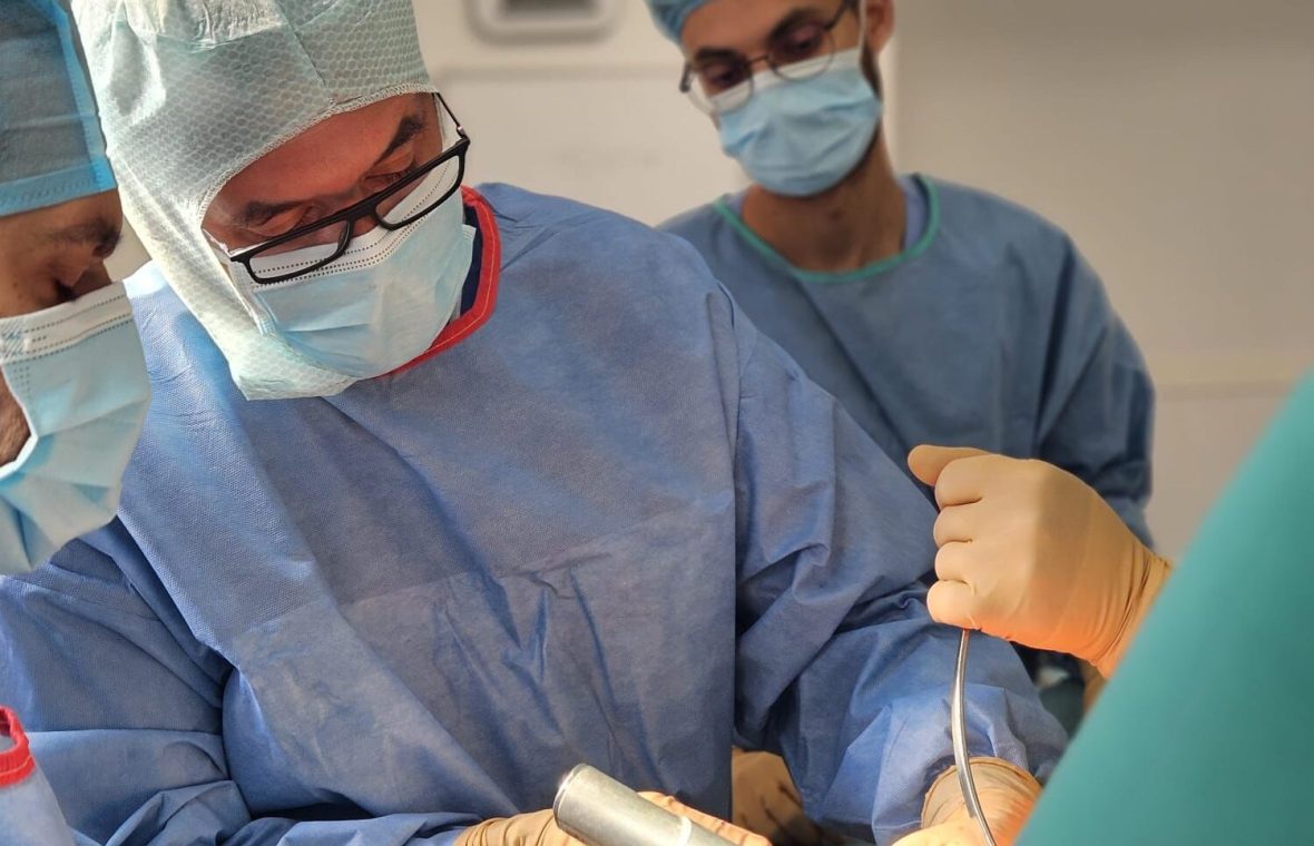 Pacientul Alexandru Niga (78 de ani) a trecut printr-o operație complexă de artroplastie totală de șold, în care i-a fost implantată o proteză specială cu dublă mobilitate. FOTO: Regina Maria