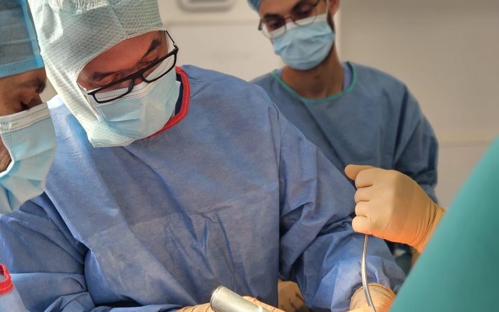 Pacientul Alexandru Niga (78 de ani) a trecut printr-o operație complexă de artroplastie totală de șold, în care i-a fost implantată o proteză specială cu dublă mobilitate. FOTO: Regina Maria