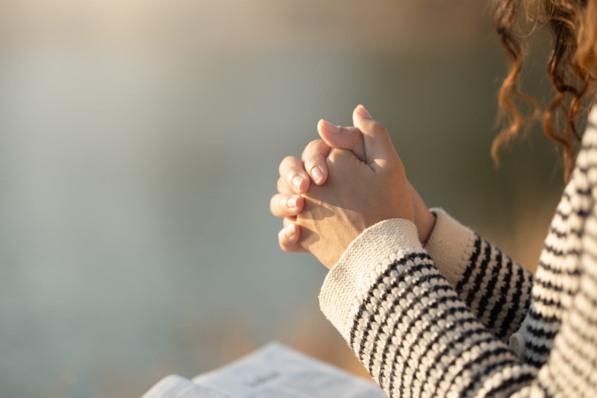 Ce se întâmplă în creier când te rogi sau meditezi: efecte măsurabile asupra stresului, tensiunii și longevității