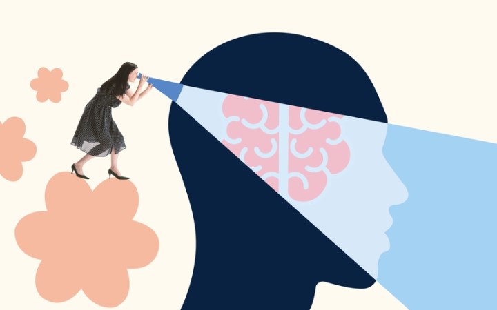 Femeie observând ce se petrece în mintea ei - procesul de introspecție
