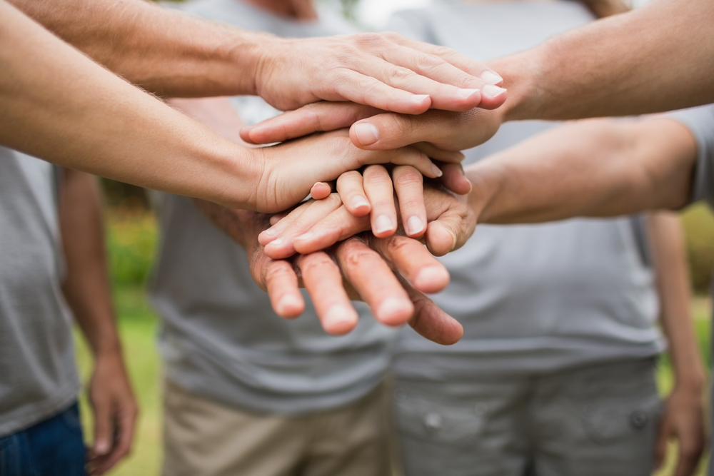 Mâini unite simbolizând voluntariatul