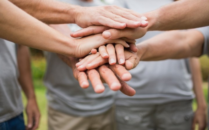 Mâini unite simbolizând voluntariatul