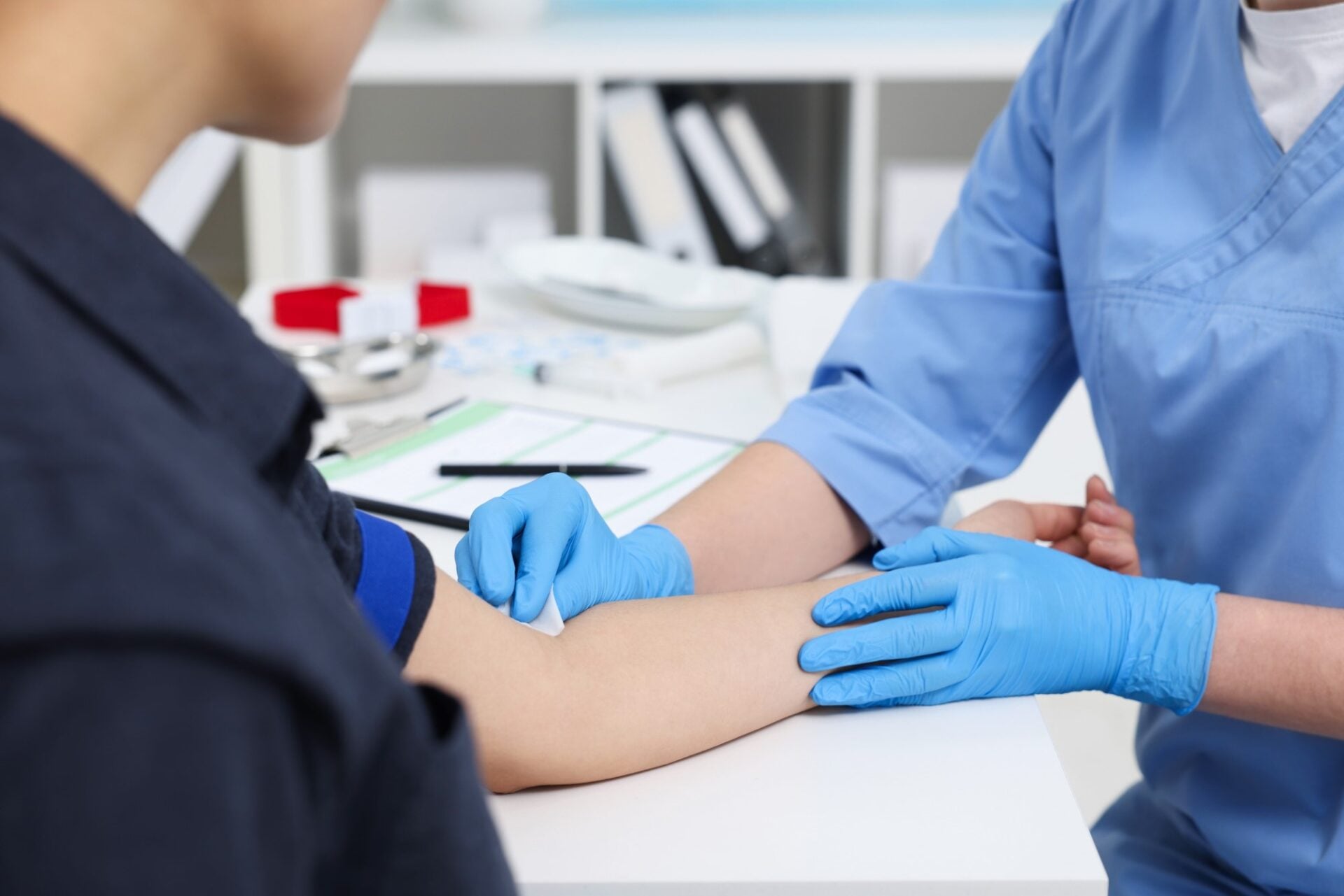 O analiză de sânge pentru cei reticenți la colonoscopie. Poate înlocui investigațiile de screening pentru cancerul colorectal?