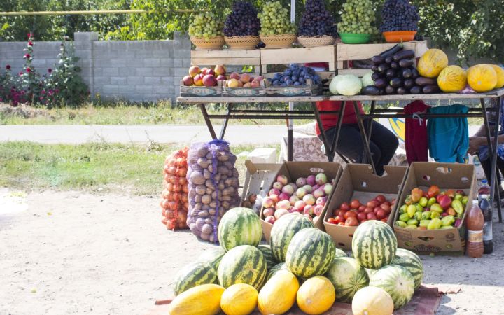 Legume și fructe pe o tarabă la marginea drumului