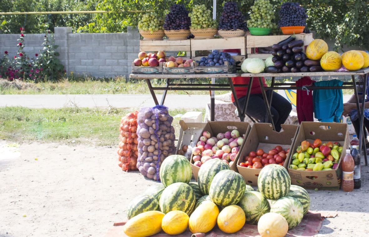 Legume și fructe pe o tarabă la marginea drumului