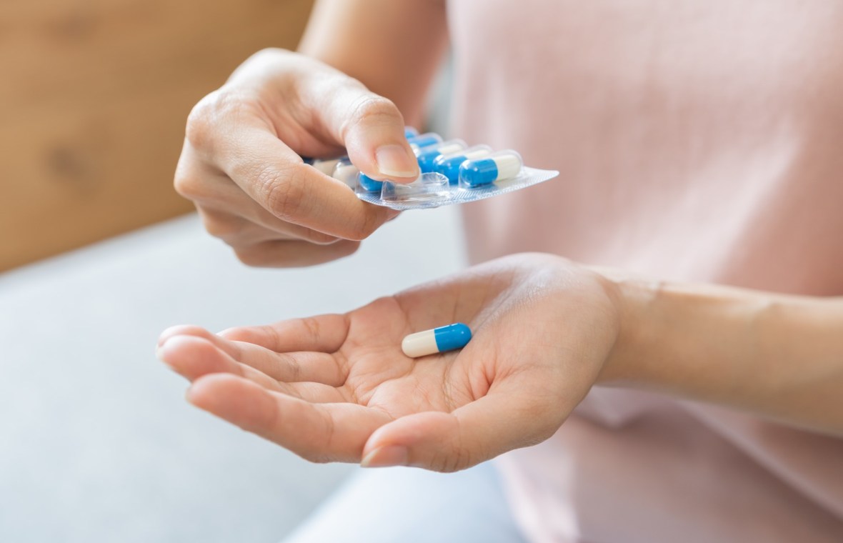 femeie care ia antibiotice alb cu albastru