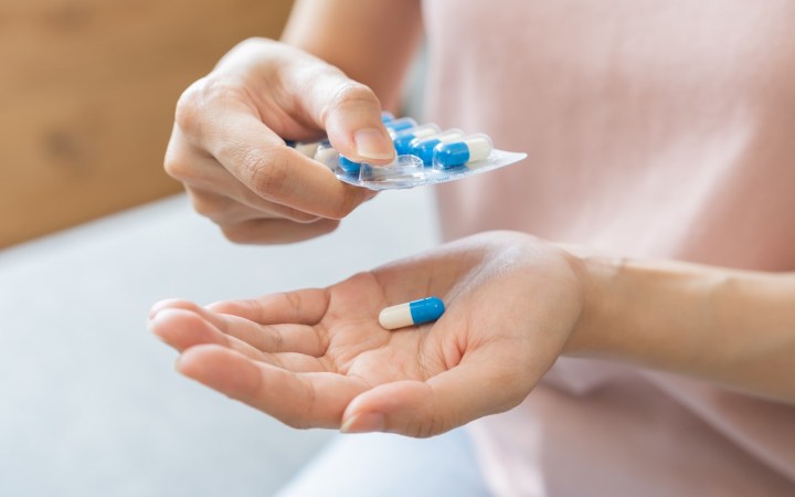 femeie care ia antibiotice alb cu albastru