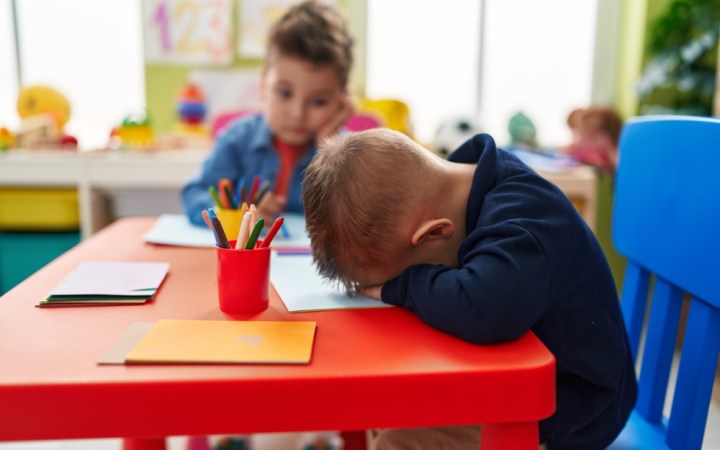 Copil plângând la grădiniță - anxietatea de separare