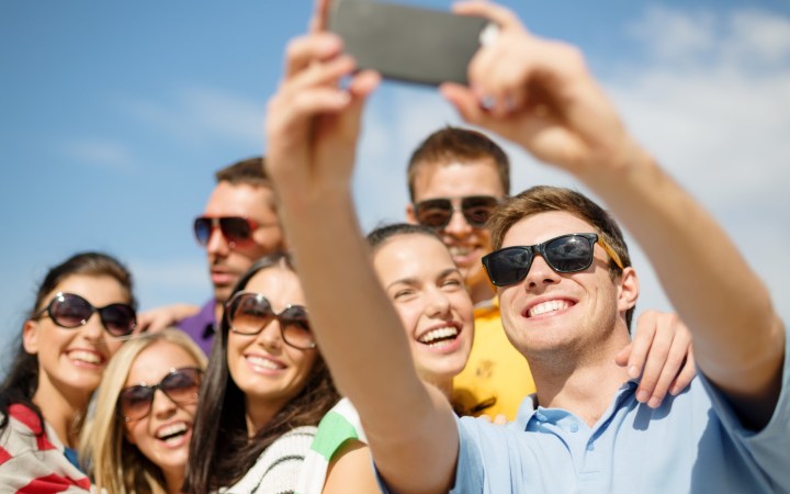 mulți prieteni fericiți fac selfie în vacanță