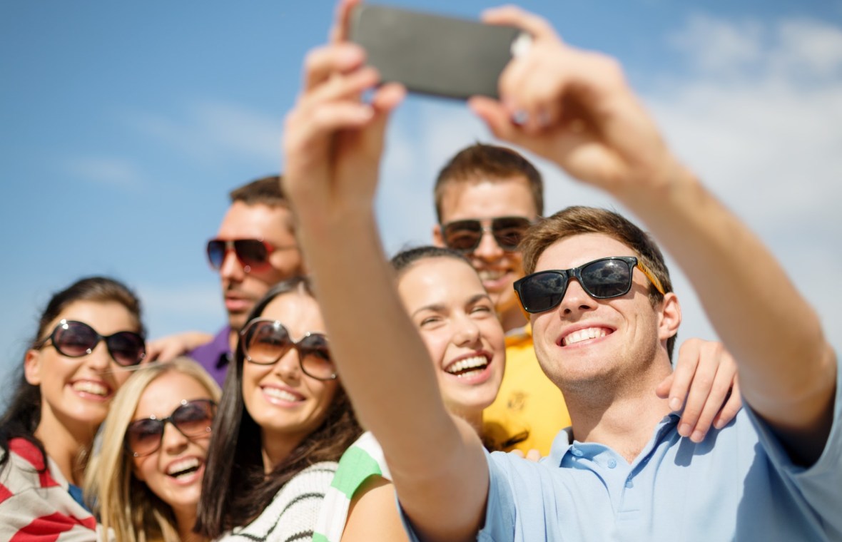mulți prieteni fericiți fac selfie în vacanță