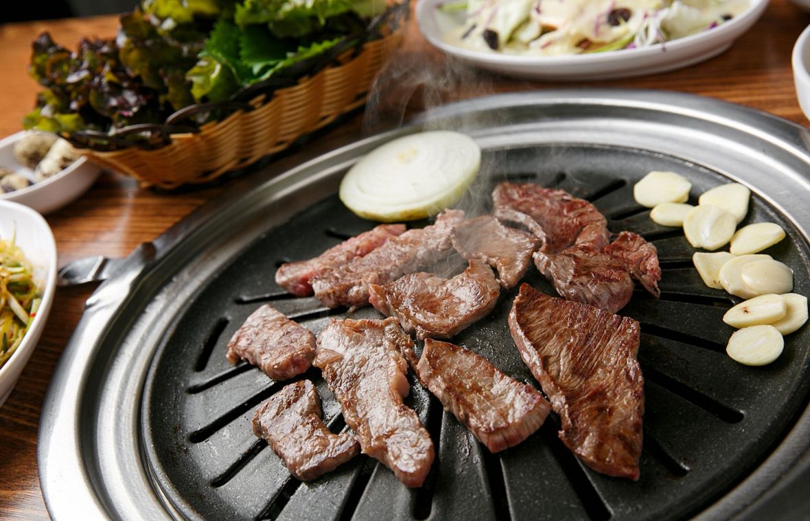 carne pe plită încinsă cu usturoi și ceapă