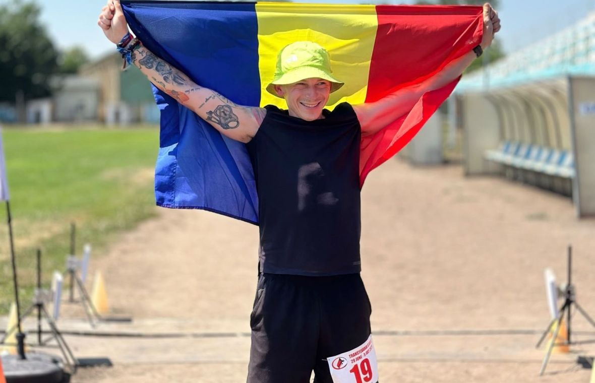 Paul Vulturar ridică steagul României după o competiție sportivă