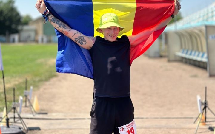 Paul Vulturar ridică steagul României după o competiție sportivă