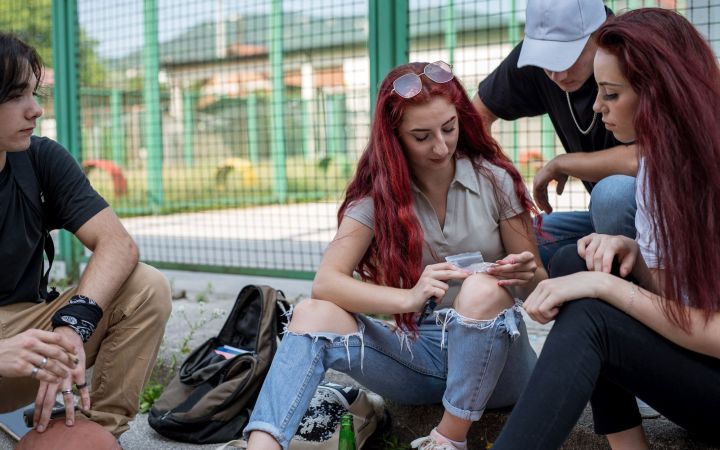 tineri care fac țigări cu canabis