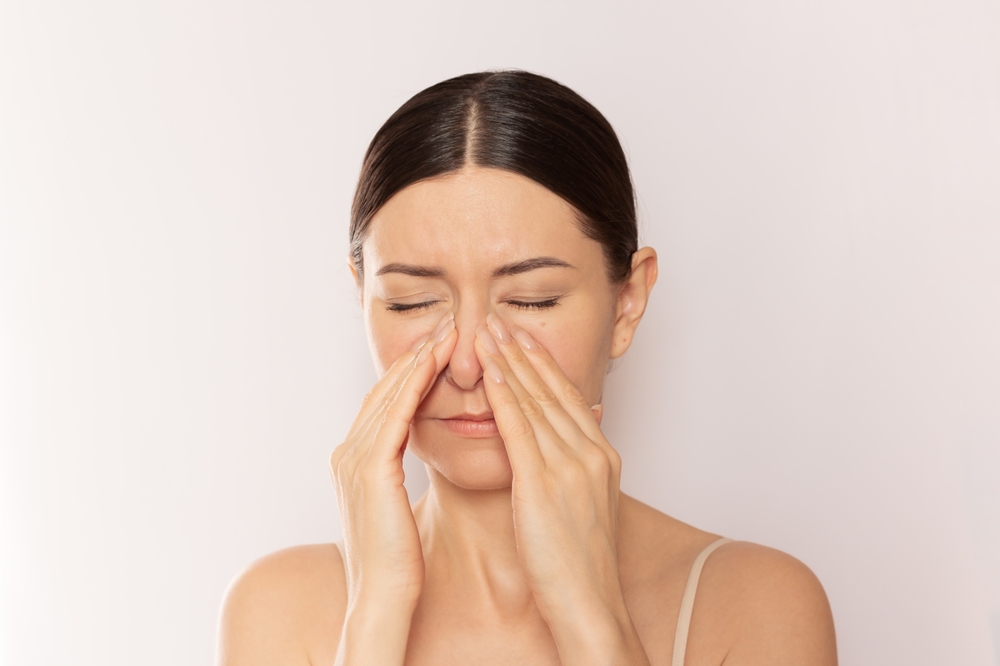 Deviația de sept poate îngreuna respirația pe nas, uneori mai ales pe o singură nară, iar senzația de nas înfundat poate persista chiar și în lipsa unei răceli. Foto: Shutterstock