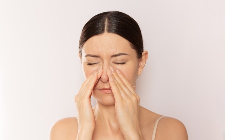 Deviația de sept poate îngreuna respirația pe nas, uneori mai ales pe o singură nară, iar senzația de nas înfundat poate persista chiar și în lipsa unei răceli. Foto: Shutterstock