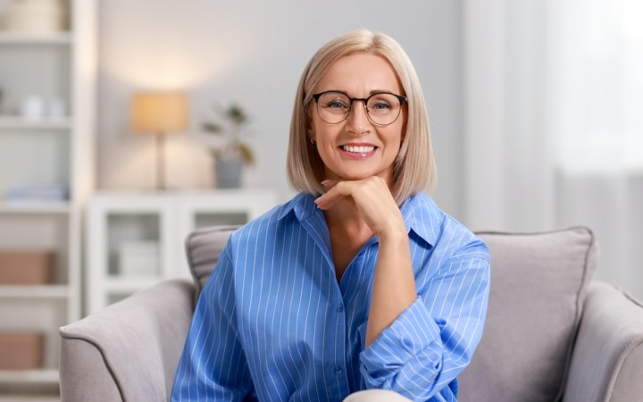 Menopauza poate fi trăită foarte diferit de la o femeie la alta. Mișcarea, alimentația echilibrată, somnul și reducerea stresului pot ajuta la gestionarea simptomelor. Foto: Shutterstock