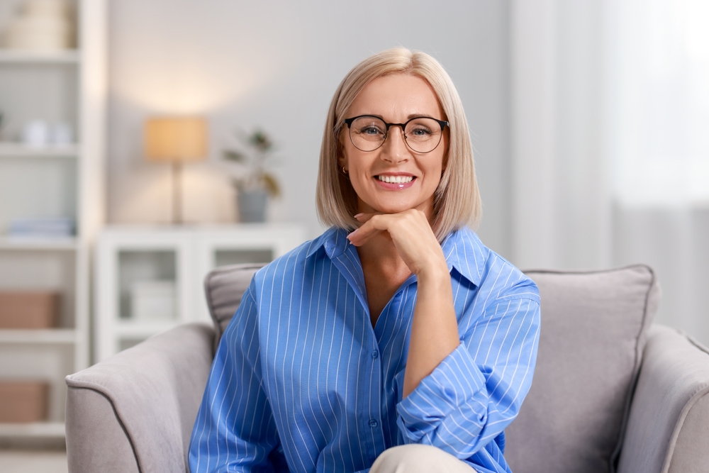 Menopauza poate fi trăită foarte diferit de la o femeie la alta. Mișcarea, alimentația echilibrată, somnul și reducerea stresului pot ajuta la gestionarea simptomelor. Foto: Shutterstock