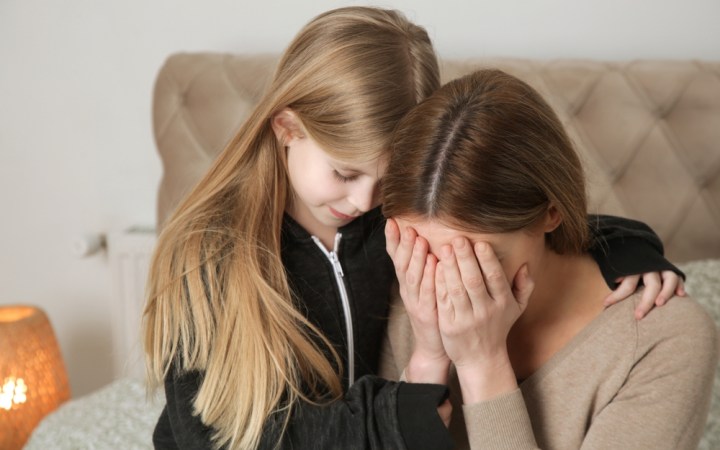 Fetiță consolând o mamă imatură emoțional